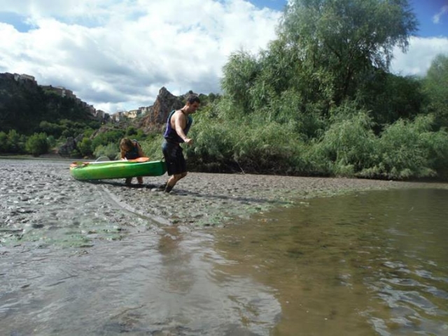 arrastrando el kayak hasta el agua